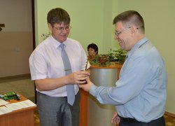 Директор КП ,,ТК Умань,, , голова організаційного комітету фестивалю Олександр Солоп вручає проректору з наукової та інноваційної діяльності Віктору Карпенку Кубок фестивалю